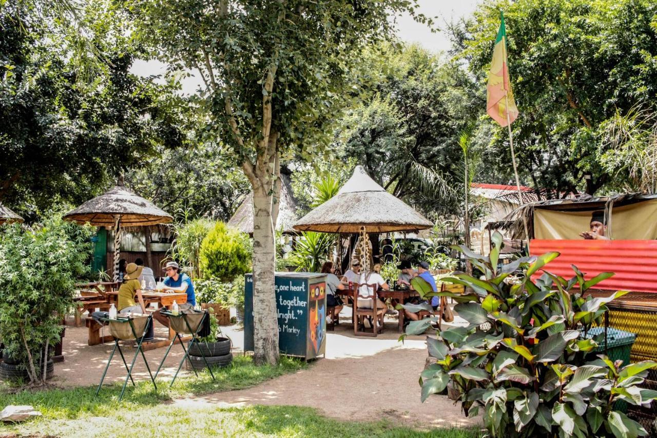 Lebo'S Soweto Backpackers Hostel Exterior photo