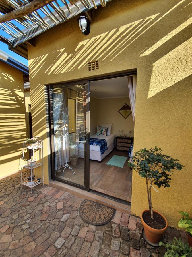 Lebo'S Soweto Backpackers Hostel Exterior photo