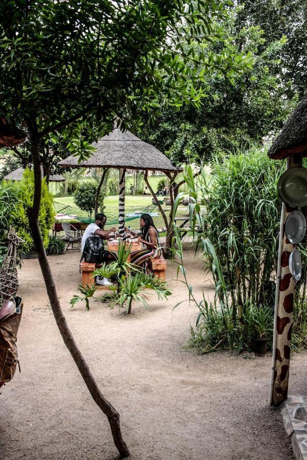Lebo'S Soweto Backpackers Hostel Exterior photo
