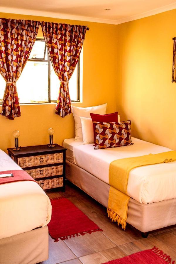 Lebo'S Soweto Backpackers Hostel Exterior photo