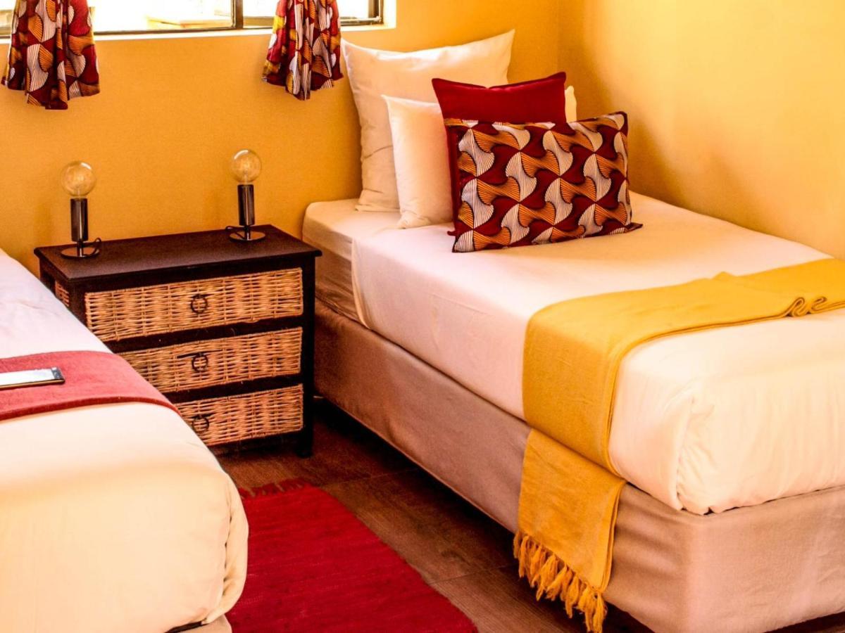 Lebo'S Soweto Backpackers Hostel Exterior photo